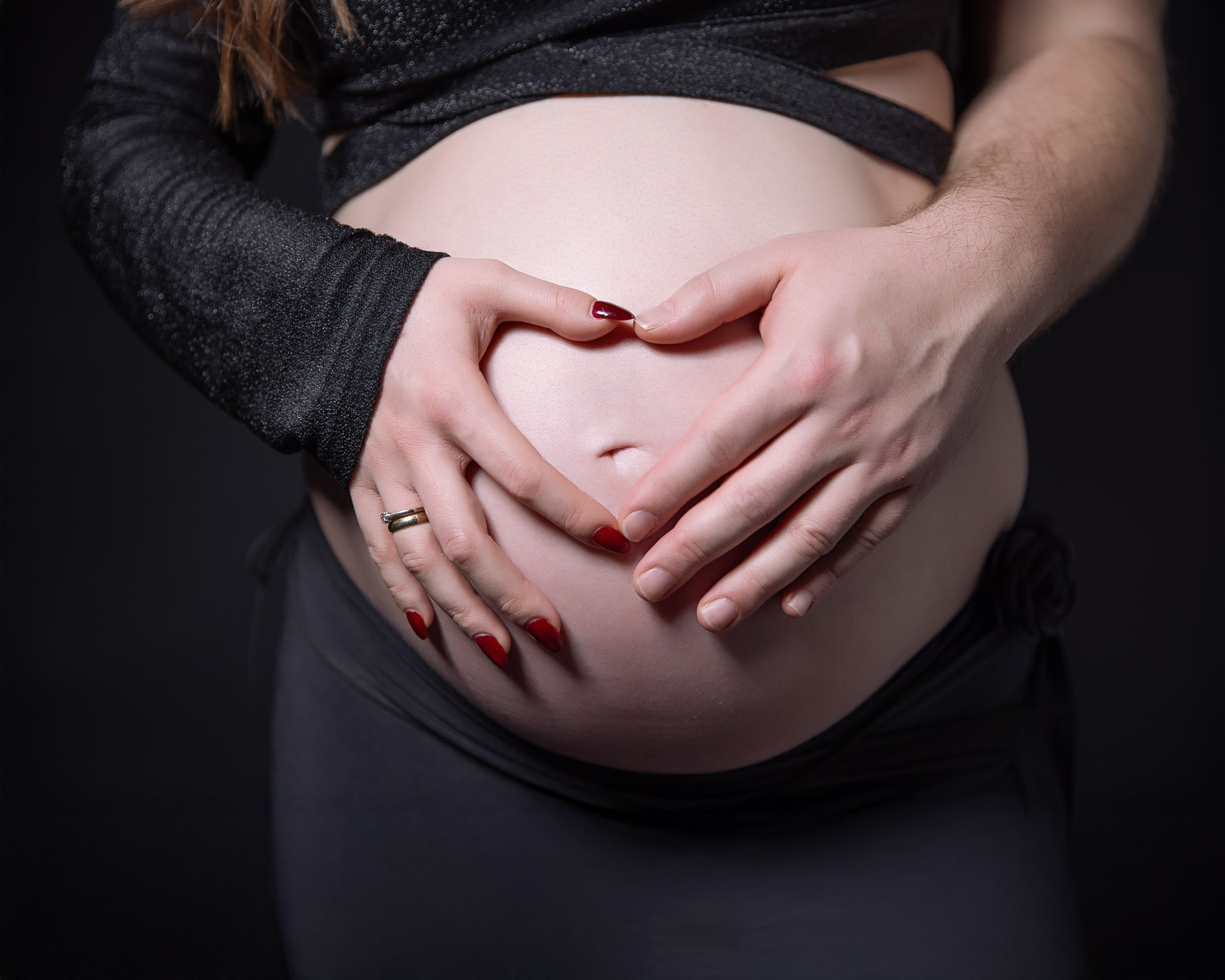 dłonie na brzuchu-sesja w ciąży