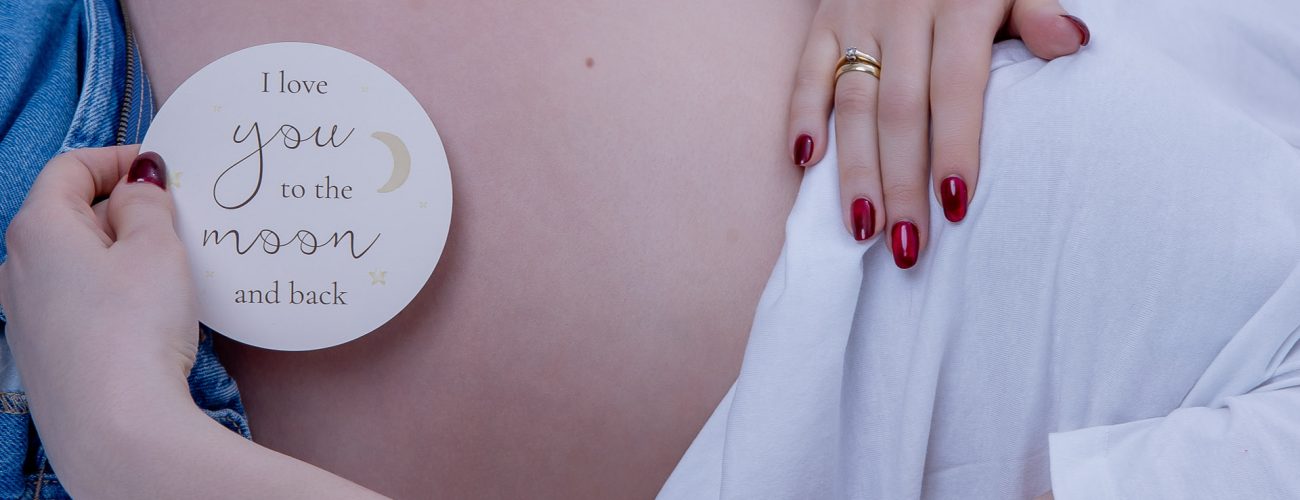 brzuch ciążowy sesja w studio dzinsy biała podkoszulka