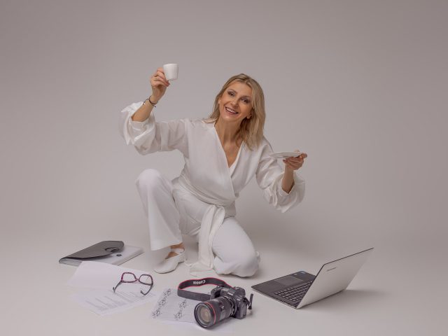 kobieta na białym tle w białym ubraniu